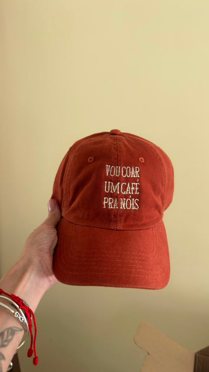 Boné Vou coar um café