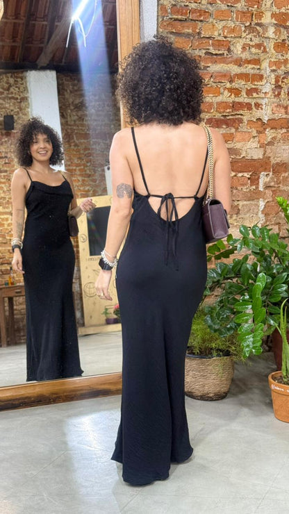 Vestido preto alcinha midi