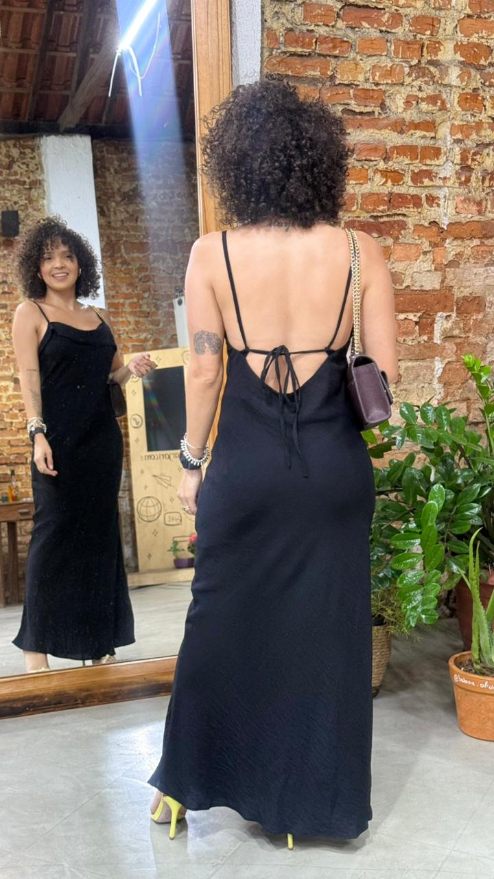Vestido preto alcinha midi