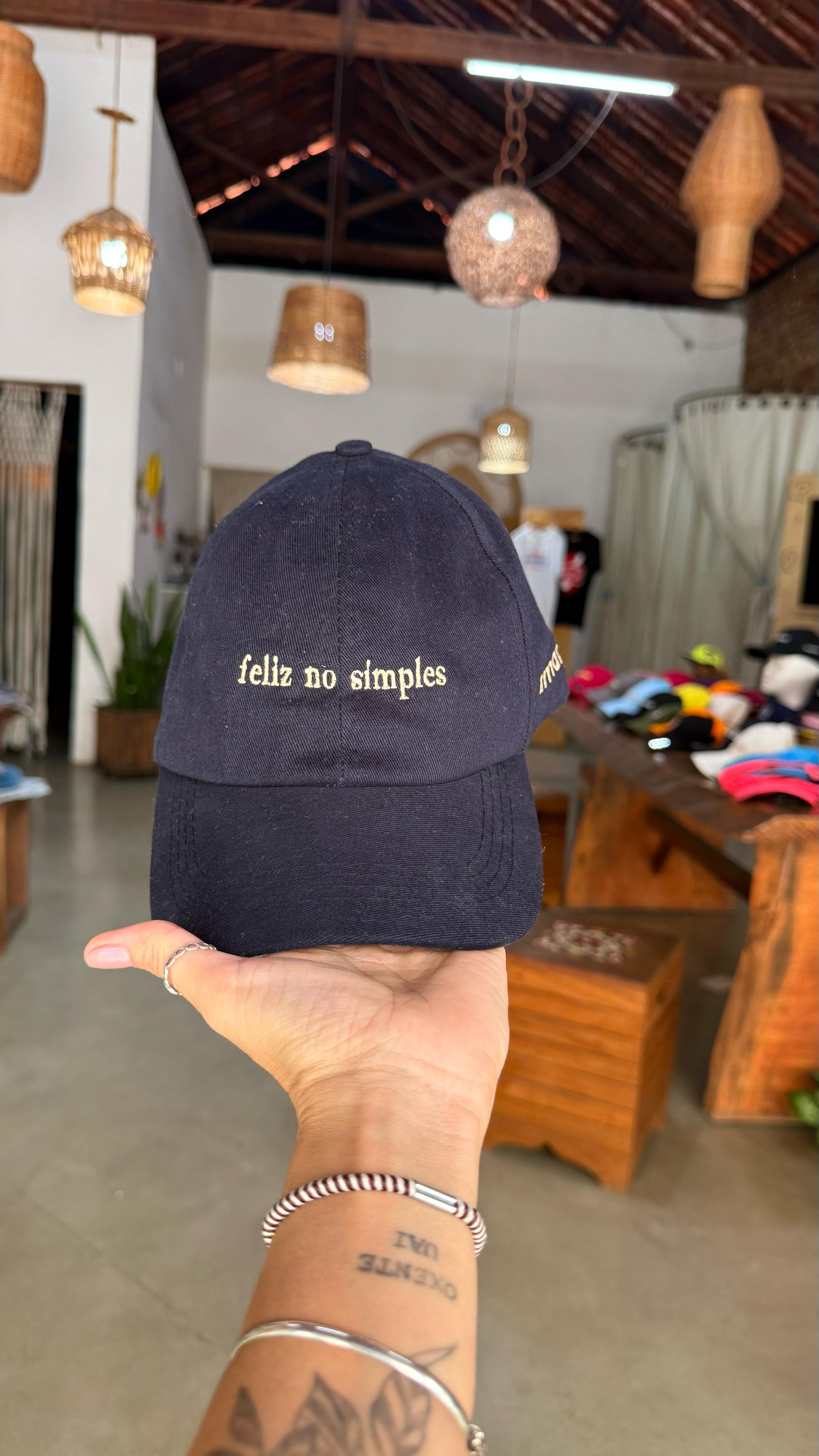 Boné Feliz no Simples - Frete Grátis