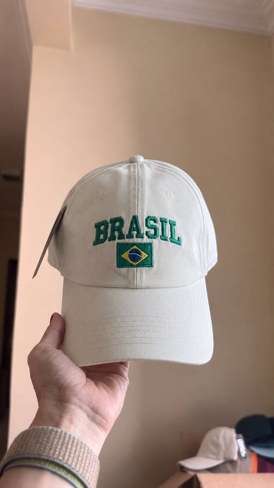 Boné dad hat off white com bordado da bandeira do Brasil - Amarjori